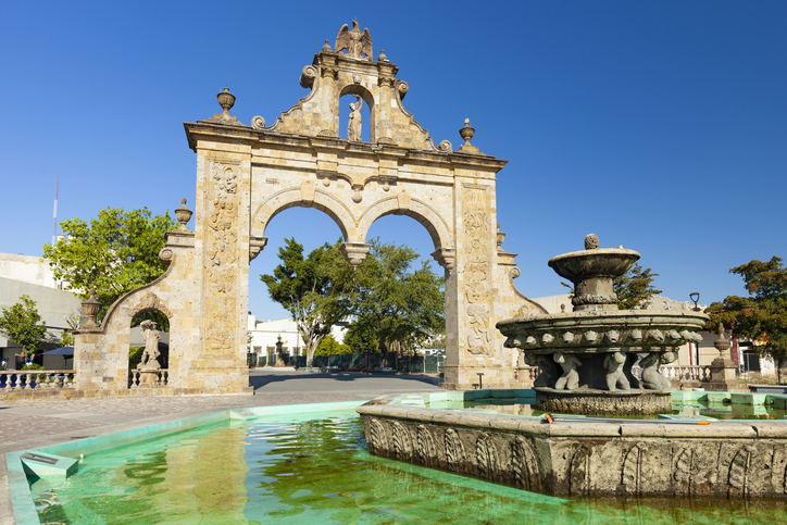 Arcos de Zapopán y fuente de agua en la plaza principal del barrio.