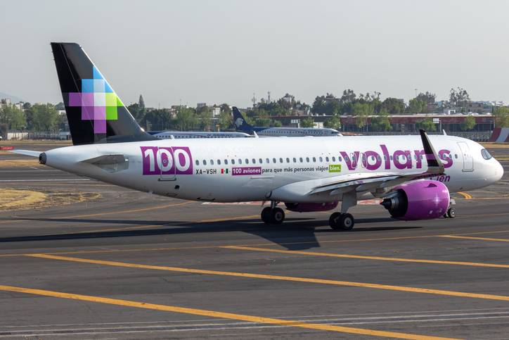 Avión de Volaris en pista de aterrizaje.
