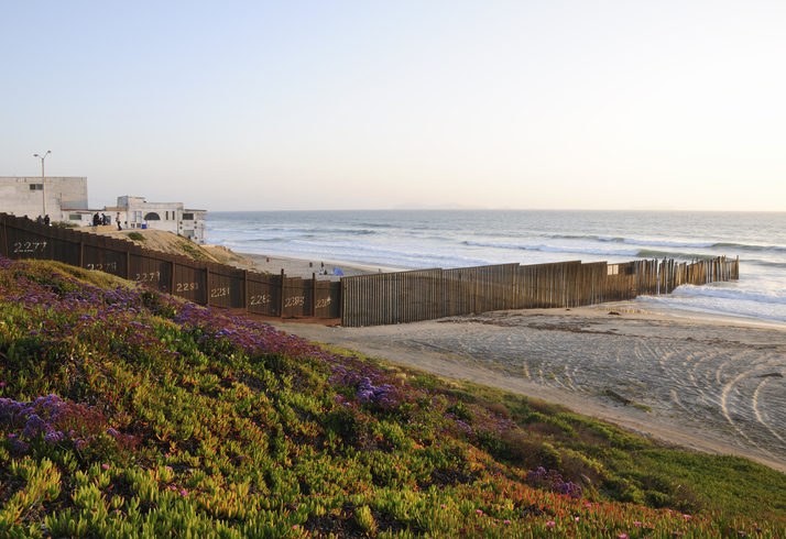 Muro fronterizo que desemboca en el mar, en las costas de Tijuana.