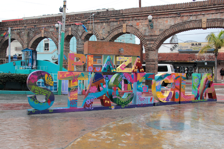 Colorido cartel de Plaza Santa Cecilia en un día lluvioso.