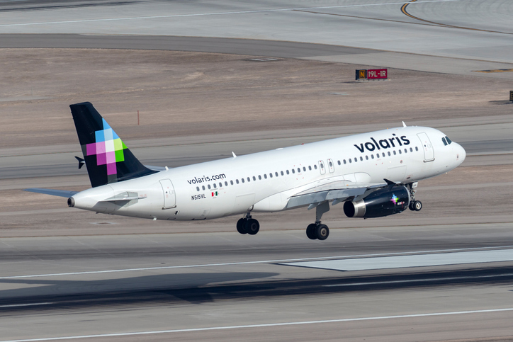 Avión de Volaris despegando desde pista, ideal para vuelos de Guadalajara a Querétaro.