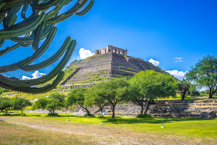 Pirámide de El Cerrito rodeada de cactus y vegetación en Querétaro.