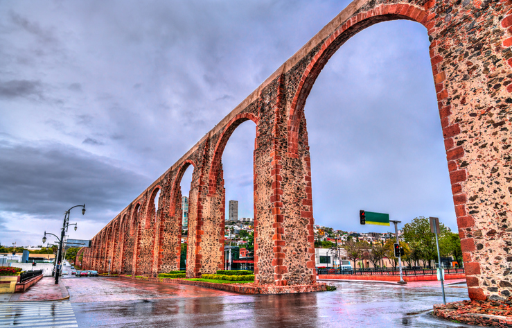 Acueducto de Querétaro en un día nublado, símbolo arquitectónico del centro histórico.