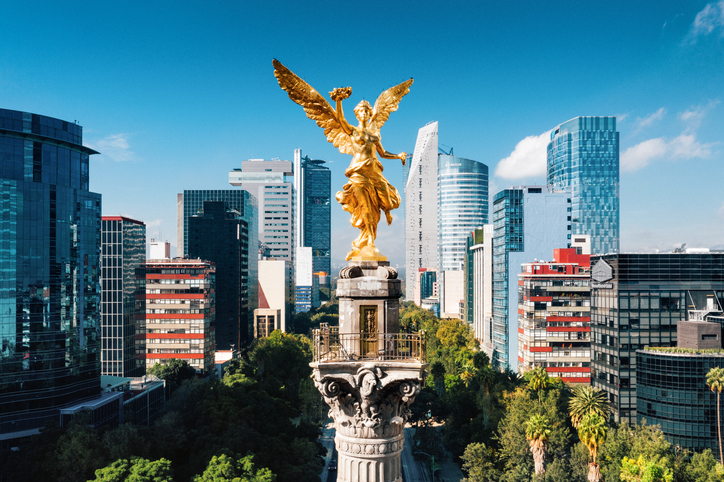 Vista detallada del Ángel de la Independencia en Paseo de la Reforma, CDMX.