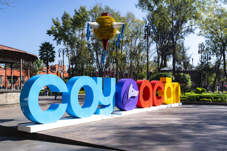 Colorido letrero del barrio de Coyoacán en Ciudad de México.