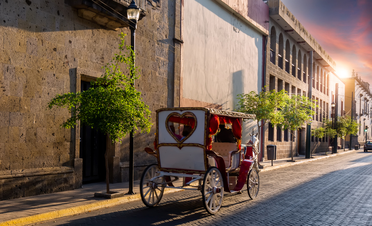 A romantic tourist carriage in the middle of the street in Guadalajara.