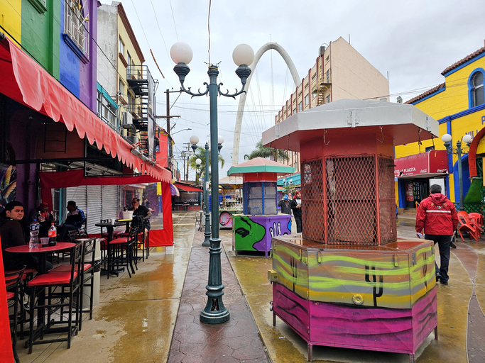 Coloridos locales de la Plaza Santa Cecilia en un día lluvioso.