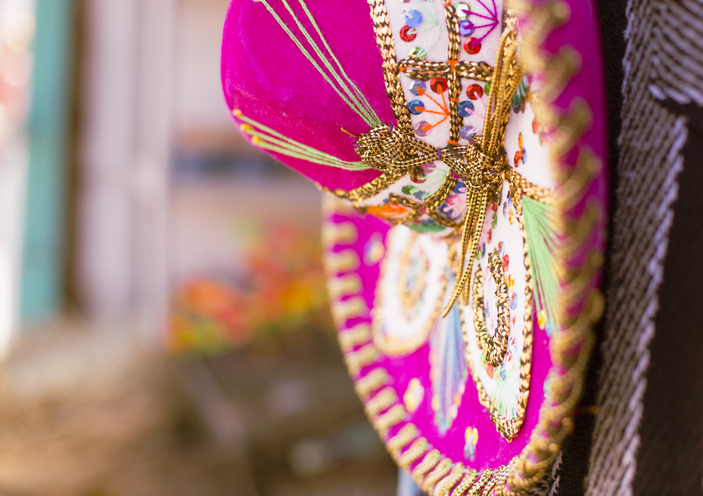 Detalle de un clásico sombrero de mariachi de color rosa.