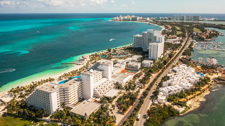 Vista panorámica de la Zona Hotelera de Cancún con hoteles, playa y mar turquesa.