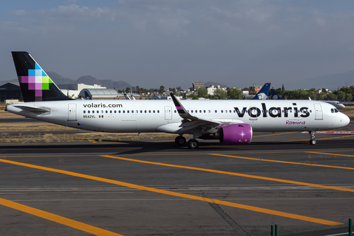Avión de Volaris en la pista del Aeropuerto del Bajío, listo para despegar rumbo a su destino.