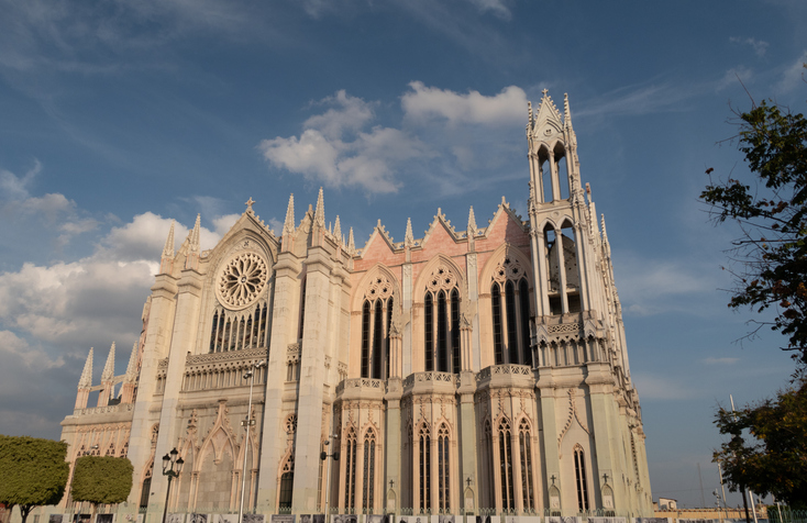 Vista frontal del Templo Expiatorio de León, con su imponente arquitectura neogótica y vitrales.
