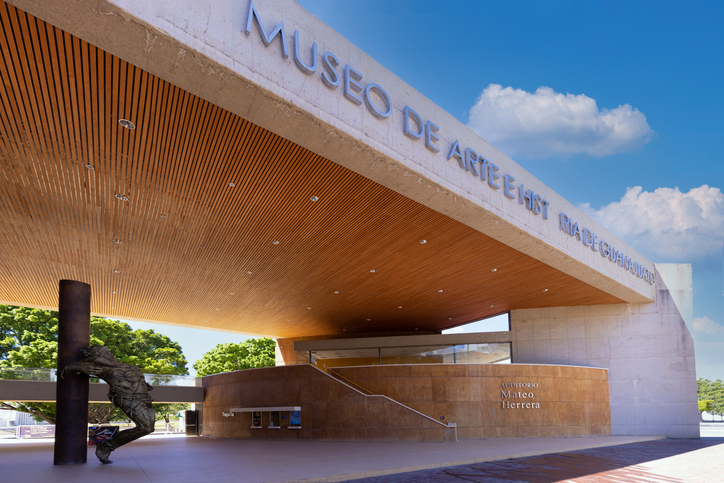 Fachada moderna del Museo de Arte e Historia de Guanajuato en León, punto clave para conocer la cultura local.