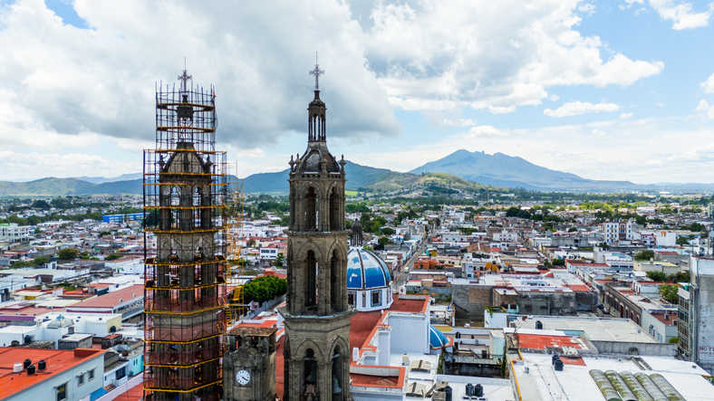 Vista aérea de la Catedral de Tepic y la ciudad, con el volcán Sanganguey de fondo.