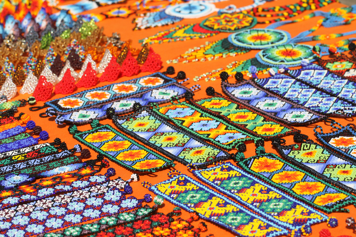 Artesanías de la cultura huichol con cuentas de colores brillantes.