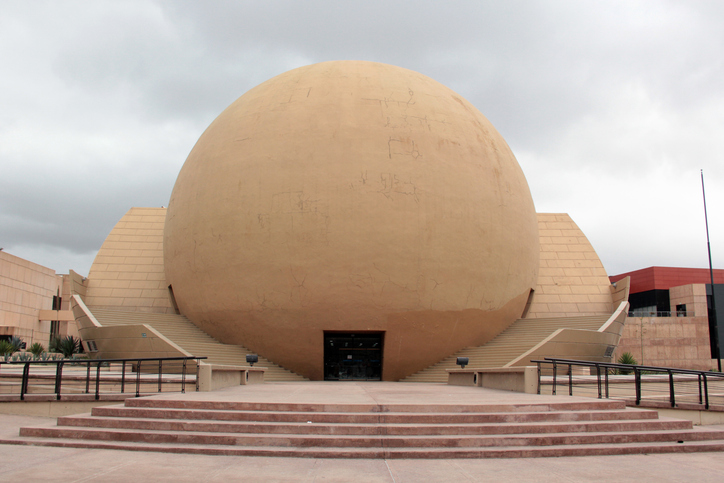 Vista frontal de la icónica esfera del Centro Cultural Tijuana (CECUT) con cielo nublado.