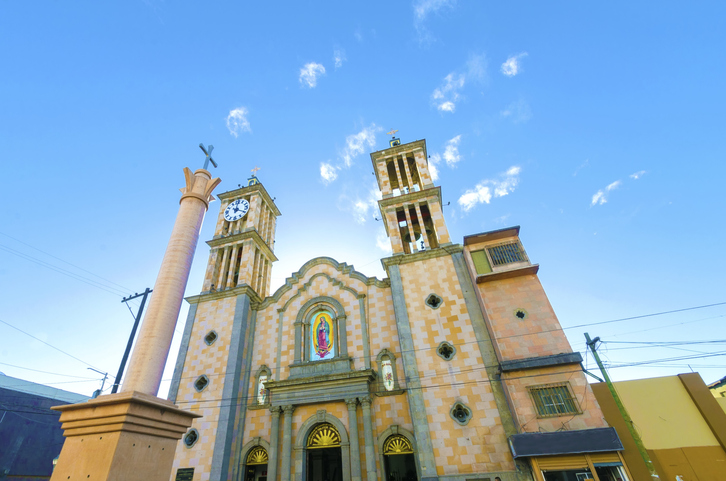 Fachada de la Catedral de Nuestra Señora de Guadalupe en Toluca bajo un cielo despejado.