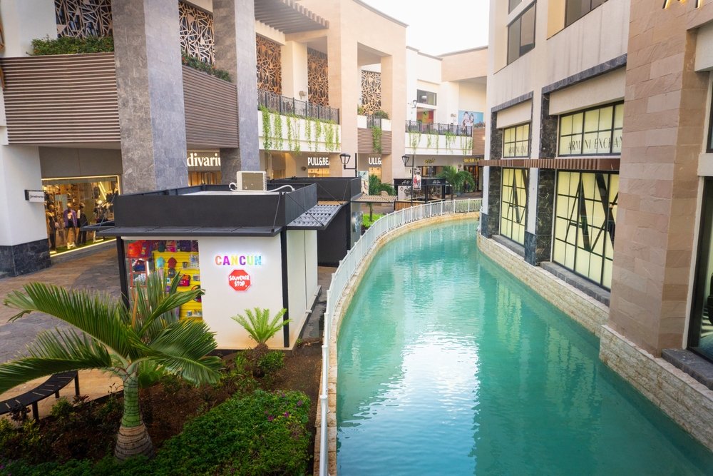 Chichen Itzá pyramid illuminated at night.