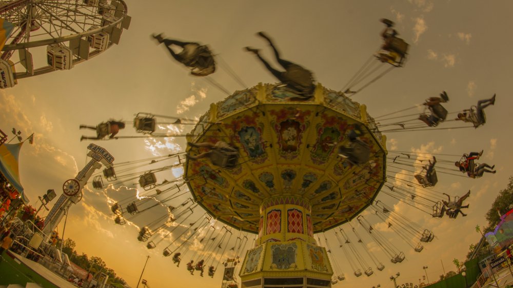 Atracción de parque de diversiones en la Feria de San Marcos, evento emblemático de Aguascalientes.
