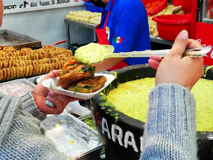 Detalle de guacamayas servidas con salsa en una feria de Leon.