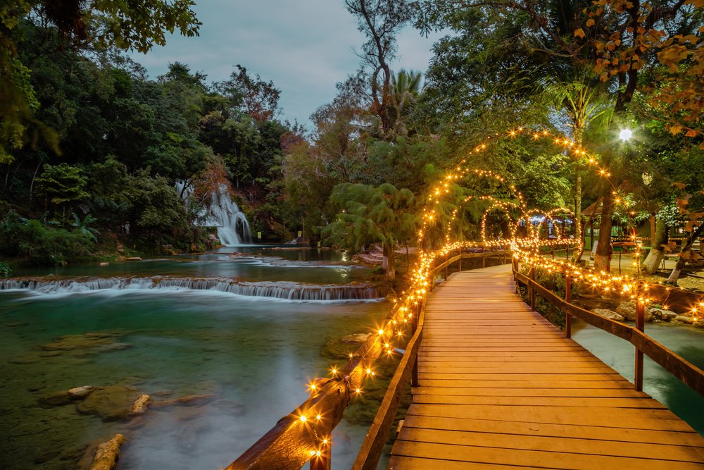 Puente iluminado que cruza ríos en las cascadas de Tamasopo, en las afueras de San Luis Potosí.