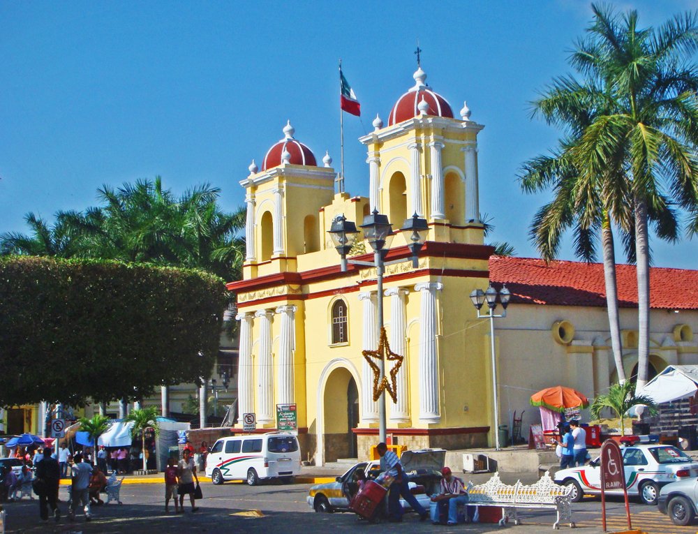 Catedral de San Agustin, en el centro histórico de Tapachula, rodeada de transeúntes y comerciantes.