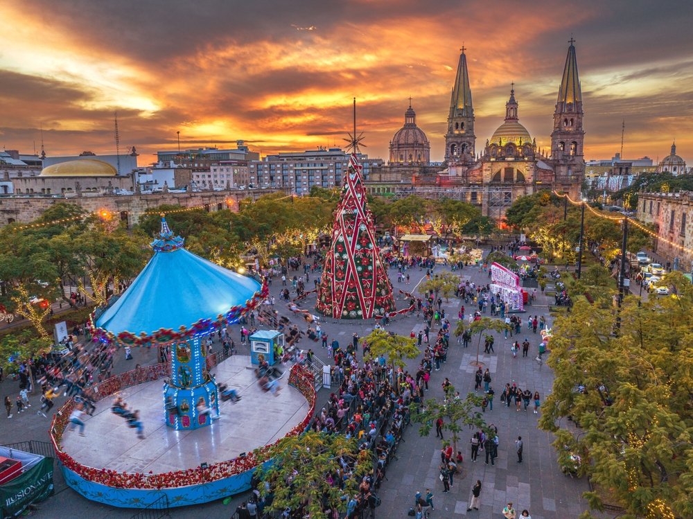 Vista aérea de celebración de Navidad y Año Nuevo frente a la catedral de Zapopán, Guadalajara.