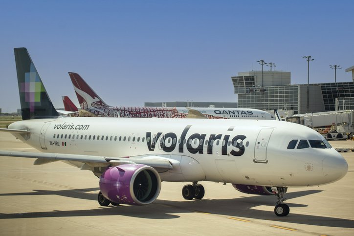 Avión de Volaris en pista de aterrizaje.