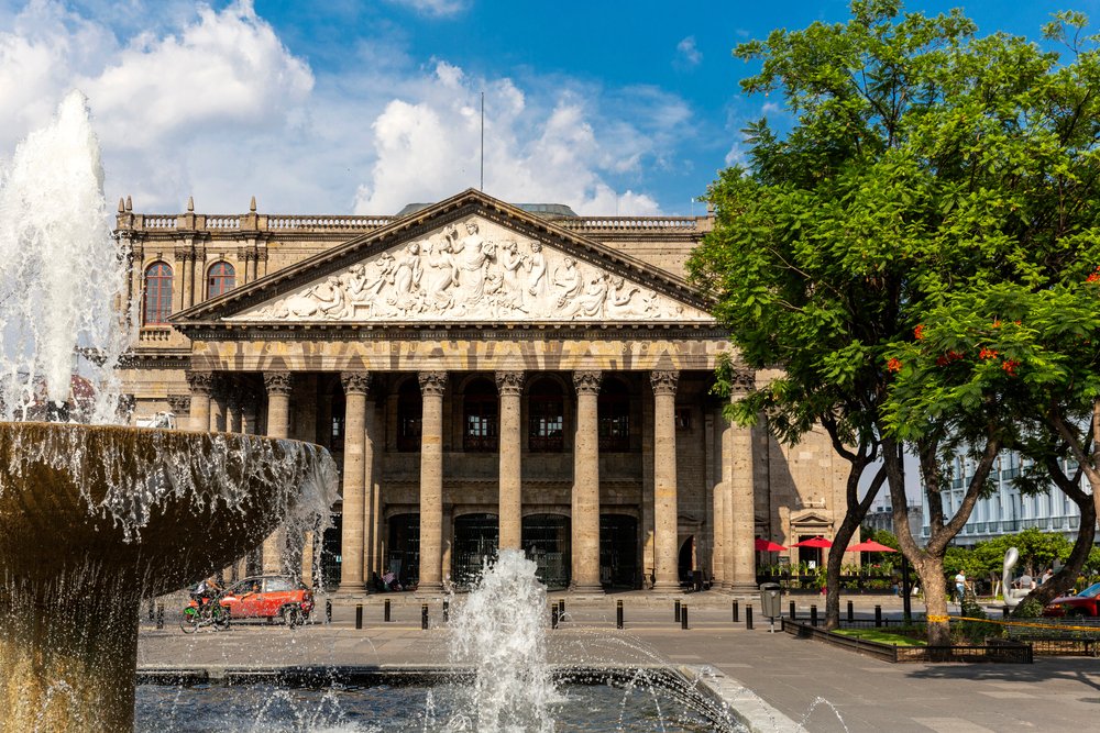 Teatro Degollado, en el centro histórico de Guadalajara, con fuentes de aguas danzantes al frente.