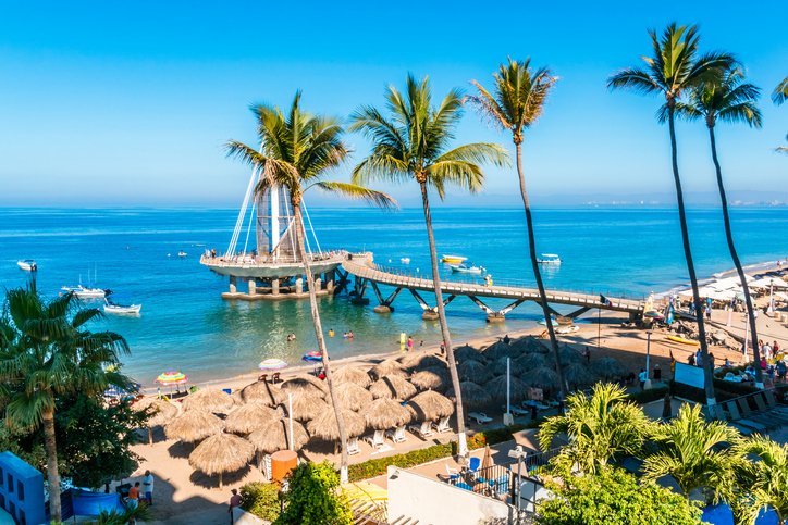 Vista panorámica del malecón y las costas de Puerto Vallarta, en un día soleado.