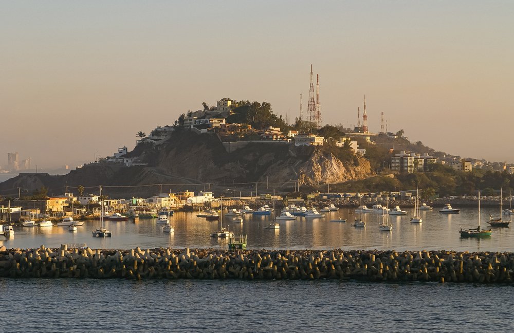 Vista panorámica del puerto de Mazatlán, con embarcaciones frente a la isla.