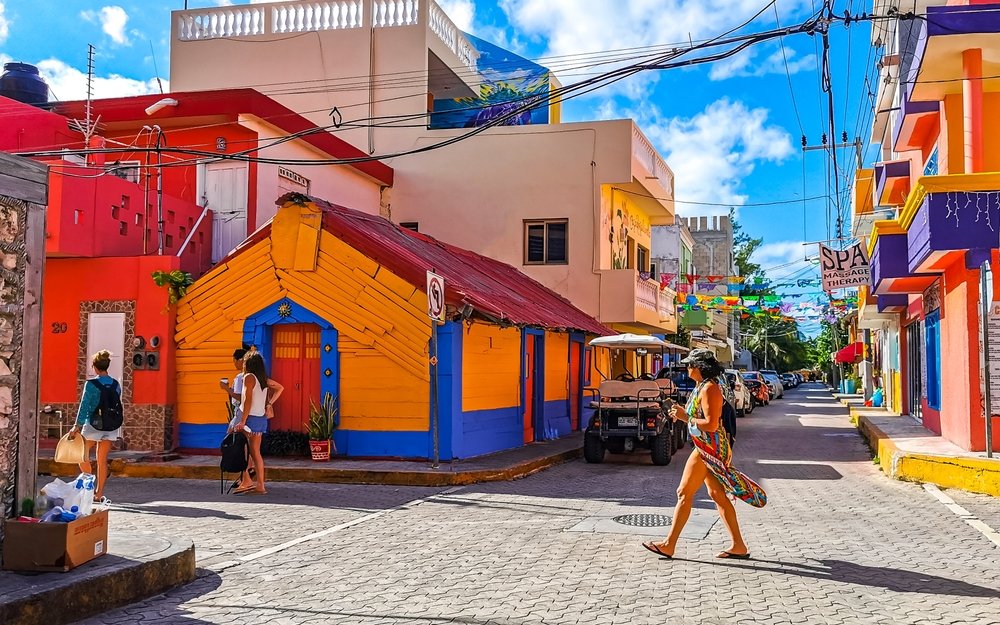 Coloridas casas y negocios en el centro de Isla Mujeres.