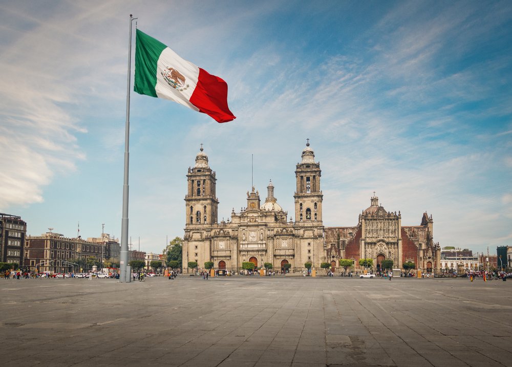 Plaza Zócalo y Catedral de Ciudad de México, con su bandera flameando.