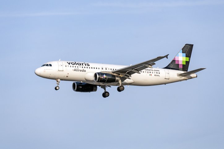 Avión de Volaris “Alfredo” en el cielo, iniciando el aterrizaje.