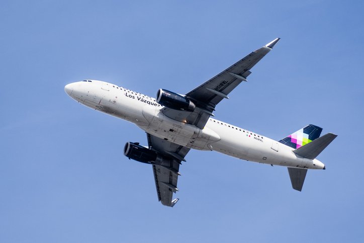 Avión de Volaris en el cielo, visto desde la tierra.