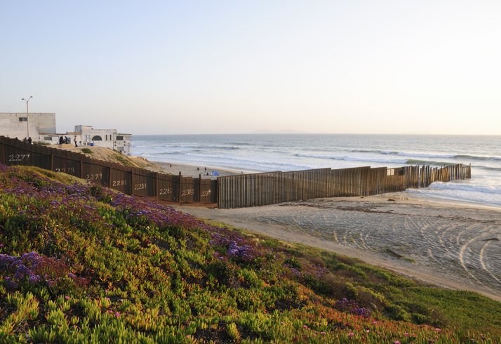 Vista panorámica del muro fronterizo en las playas de Tijuana.