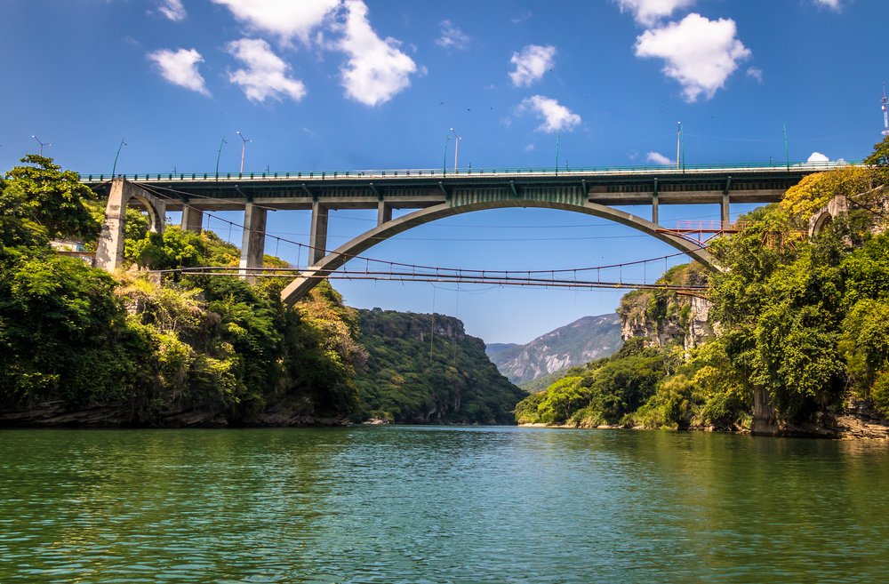 Puente que cruza los lagos del Cañón del Sumidero.