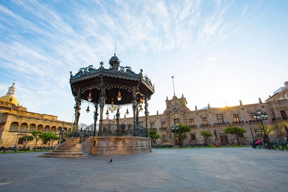 Vista panorámica del Kiosk Francés en la Plaza de Armas con el Palacio de Gobierno del Estado de Jalisco al fondo de una hermosa mañana