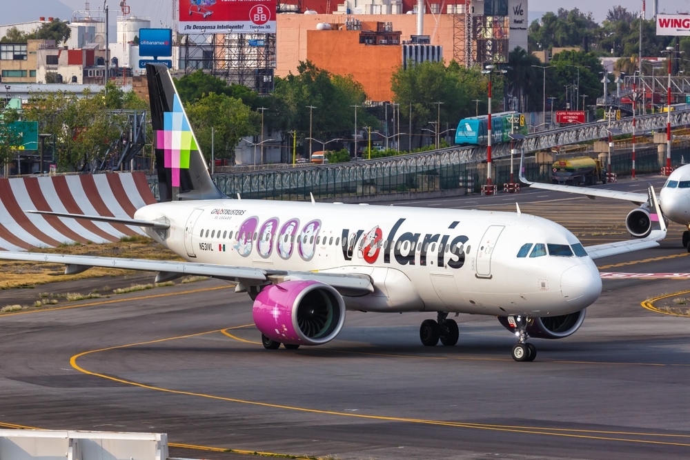 Avión de Volaris aterrizando.