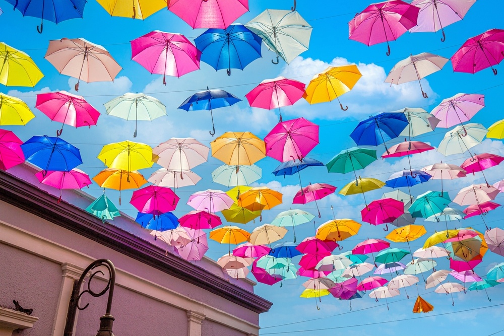 Pueblo de arte Tlaquepaque, coloridas calles durante una temporada alta de turismo.