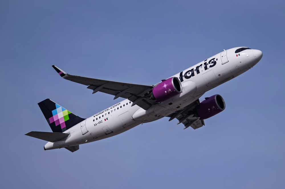Avión de Volaris en pleno despegue