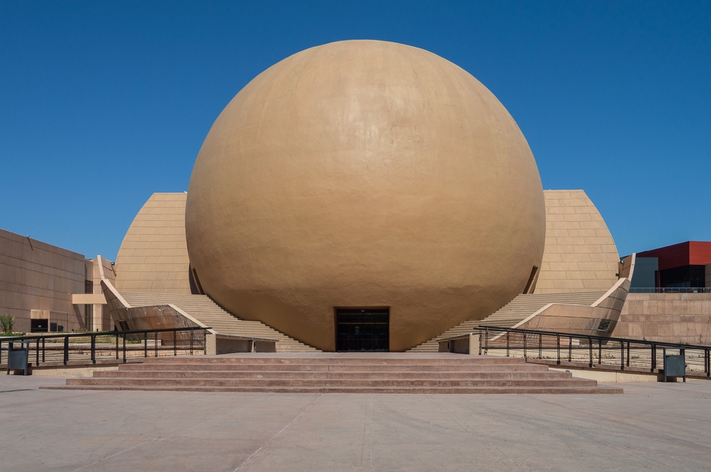 turista caminando por una calle comercial en Tijuana