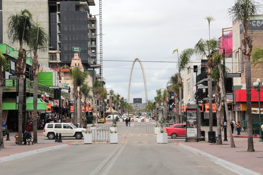 Imagen de Tijuana Arch and Clock, un icónico arco de metal blanco ubicado en la Avenida Revolución