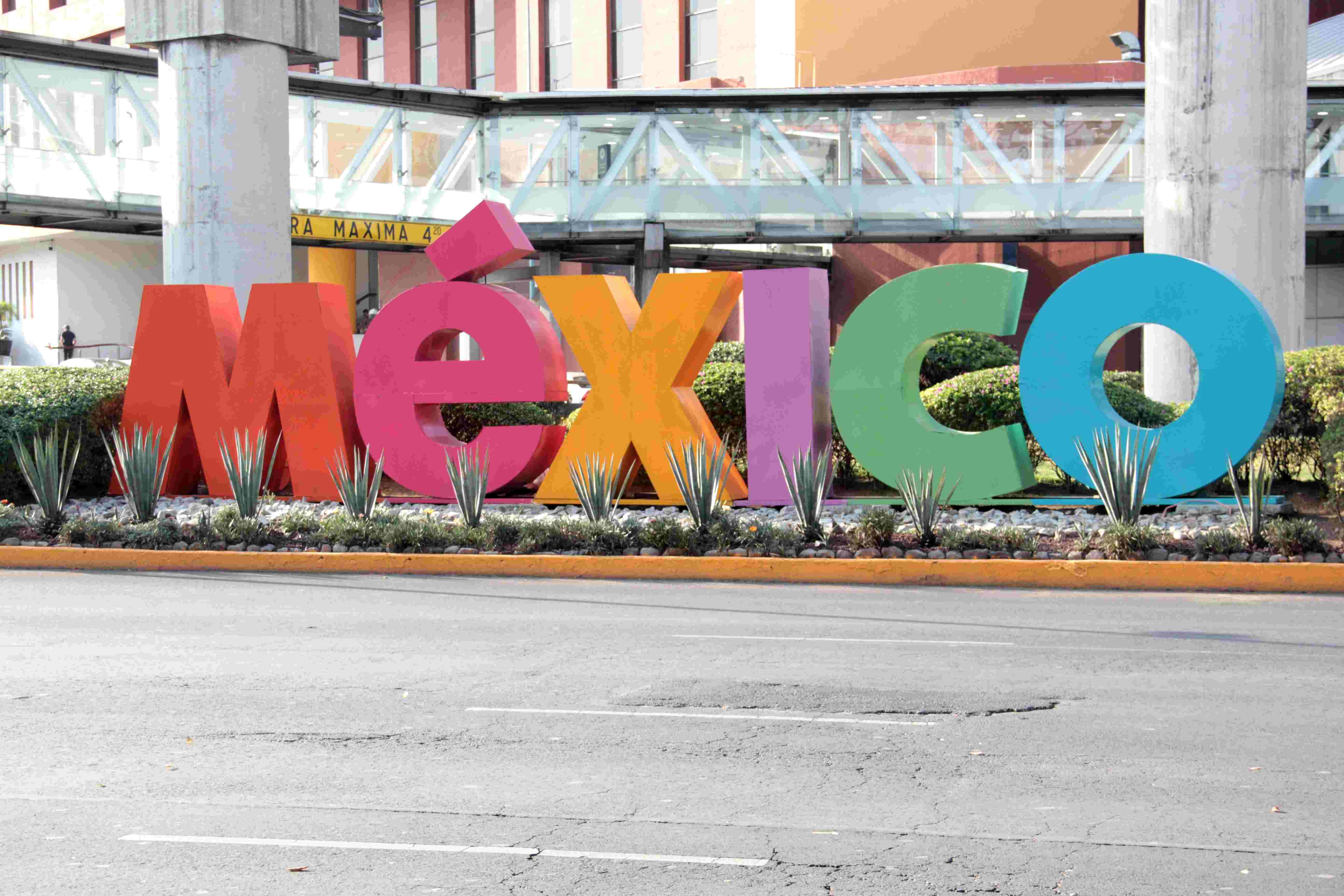 Entrada al Aeropuerto Internacional Benito Juárez de la Ciudad de México con las letras CDMX.