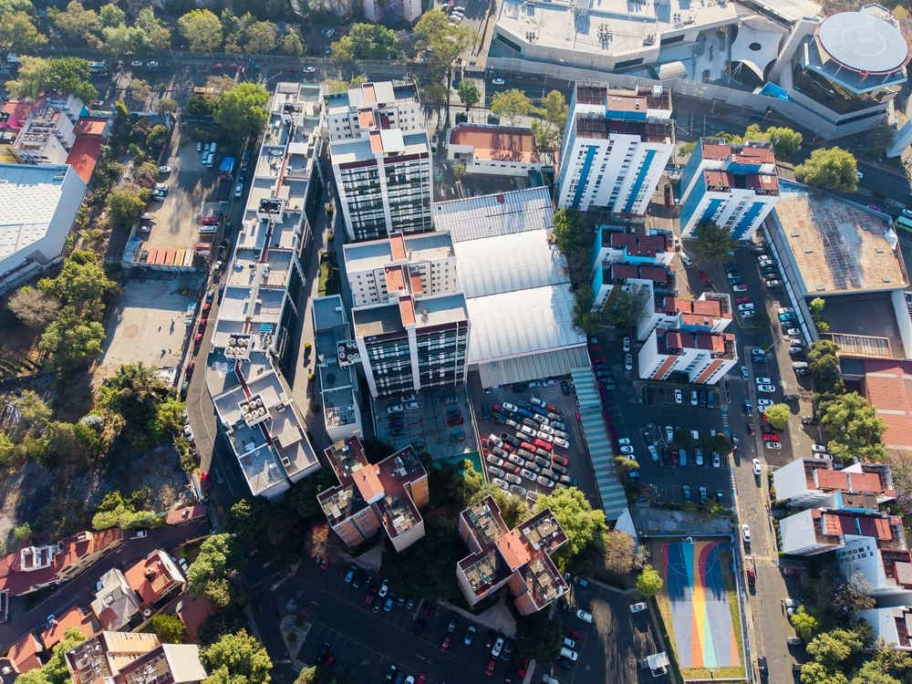 Fotos aéreas con drones de áreas residenciales y bloques en Coyoacán, CDMX