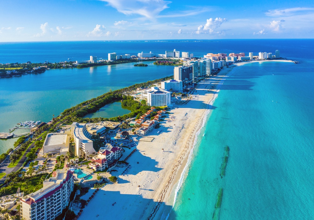 Vista aérea al norte de la Zona Hotelera y de las hermosas playas de Cancún, México