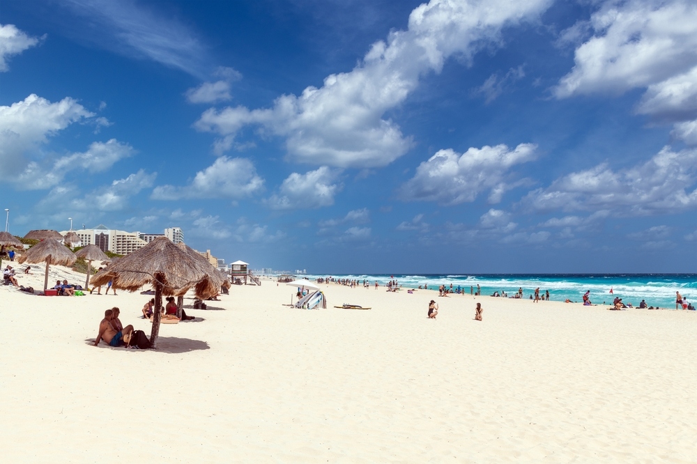 Turistas en la playa de Dolphin en Cancún, península de Yucatán.