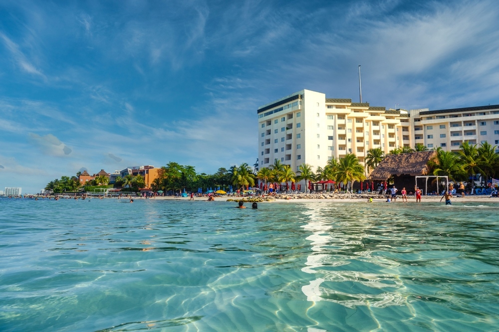 Ripple en el agua cerca de un hotel en la playa de arena en Cancún, Yukatan, México.