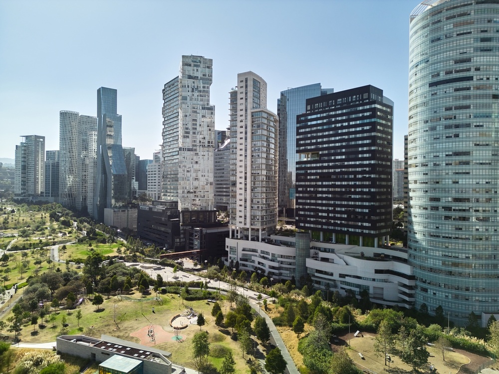 Vista panorámica de apartamentos y edificios modernos en el barrio de Santa Fe en la ciudad de México por el parque público La Mexicana.