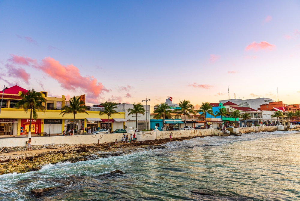 Vista de las principales calles de San Miguel, con sus coloridos edificios, en la isla tropical de Cozumel