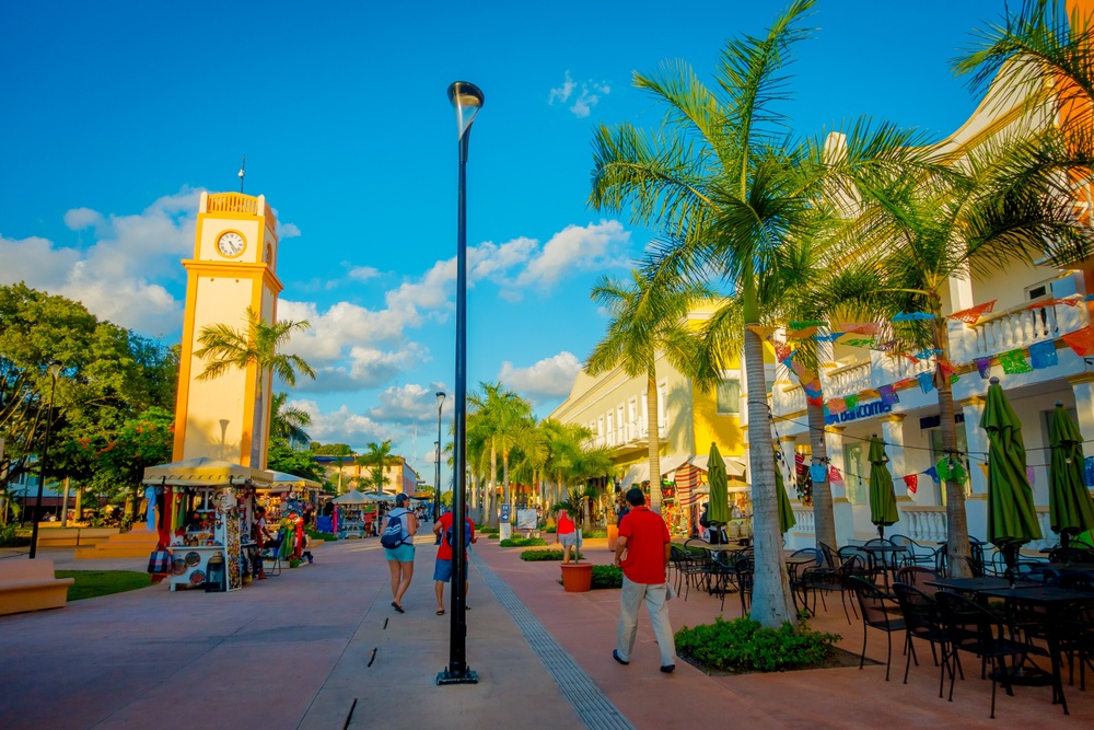 Hermosa vista al aire libre de algunos turistas disfrutando de la ciudad de Cozumel.